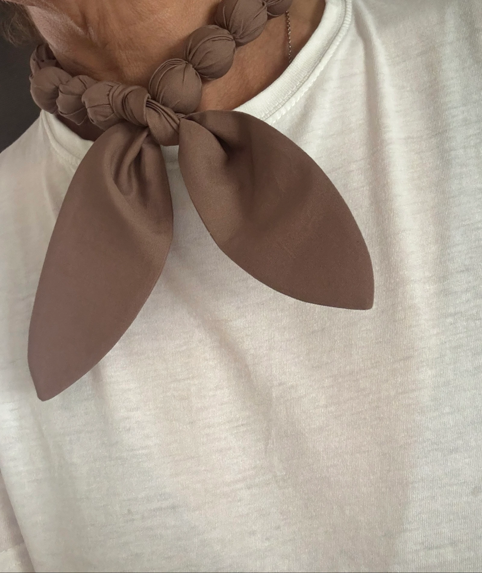 Collar textil anudado pañuelo 
